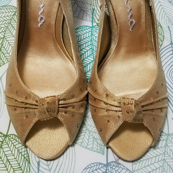 Fancy Nina gold peep toe sling back heels, 7 - Picture 2 of 7